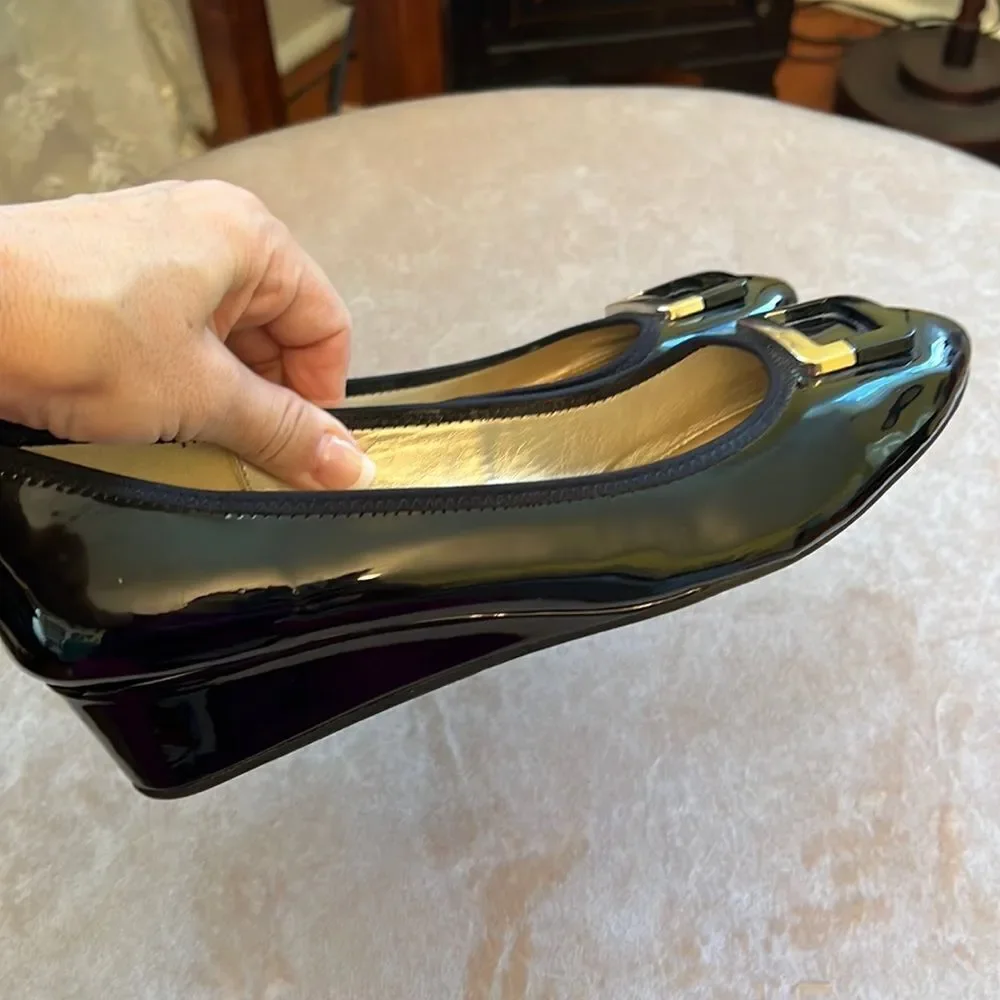 Bandolino Sz 9.5 Classic Black Patent Wedge Gold Buckle Toe Dress Shoes EUC